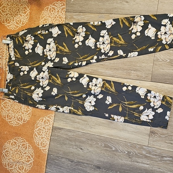 Abercrombie & Fitch Floral Ankle Pants - Black and White - Picture 4 of 5